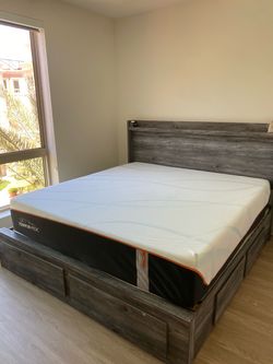Tempur-Pedic LuxeAdapt Firm King Mattress – Excellent Condition