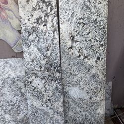 Tres Piesas De Granito