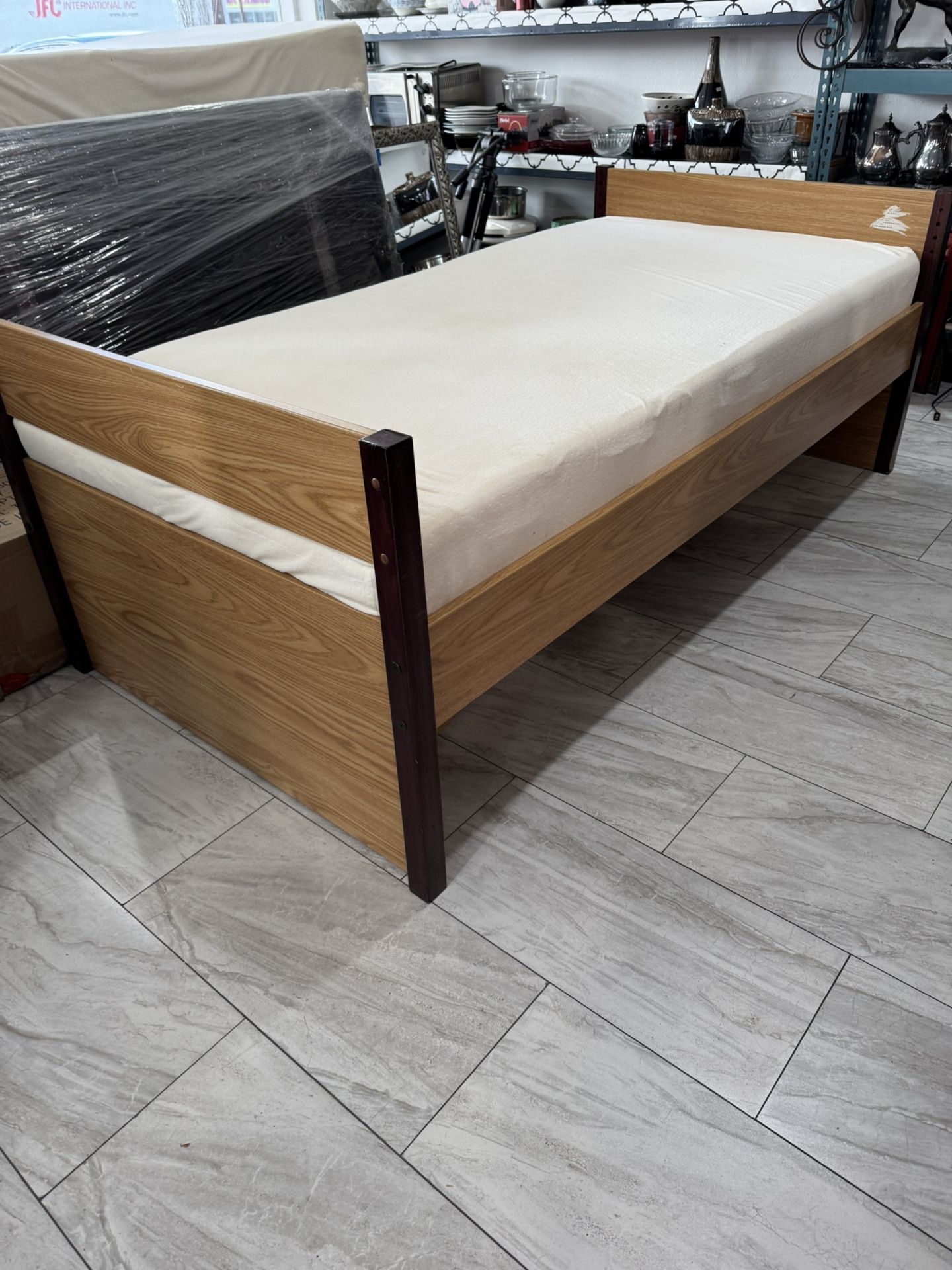 Twin Bed/ Cama Individual