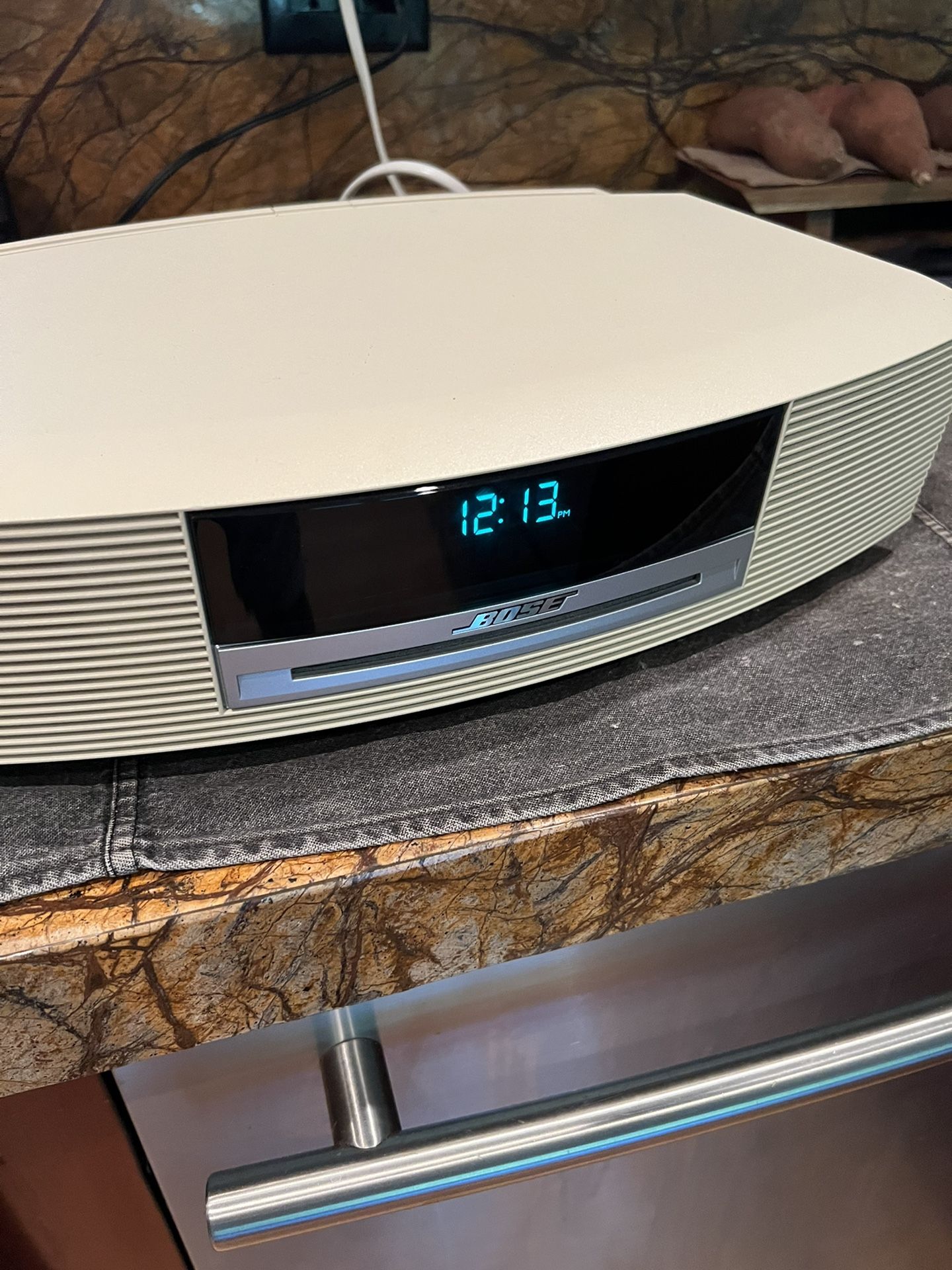 BOSE WAVE RADIO WITH CD AND REMOTE