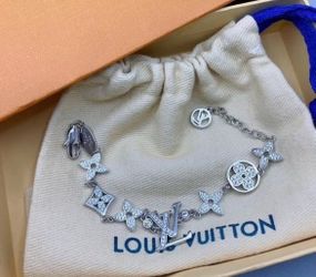 New bracelet 18k stainless silver comes with dust bag