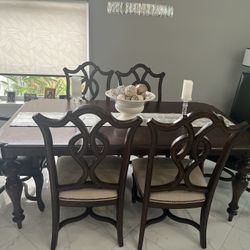   DINING SET , Name Brand, MINT !!!! Xmas 🎄 Special 