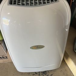 Royal Sovereing portable air conditioner and heater 12,000 BTU cooling