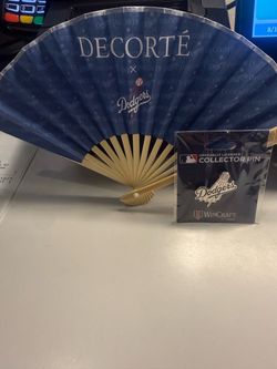 Dodger hand fan and pin