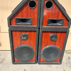 2 BIG SPEAKERS, 1 MIXER STATION