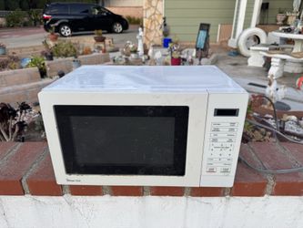 ► Magic Chef  Countertop Microwave, in White with 700-Watt Cooking Power 17.3 in W, 0.7 cu. ft.