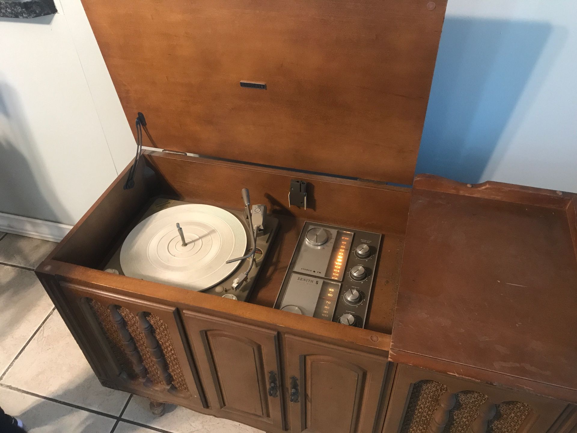 Zenith Vintage Radio Stand