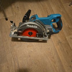 Exclusive

40V Max XGT Brushless Cordless Rear Handle 7-1/4 in. Circular Saw (Tool Only)
by

Makita
