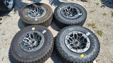 NEW Ram TRX RHO lunar edition beadlock wheels OEM gray wheels with beadlock