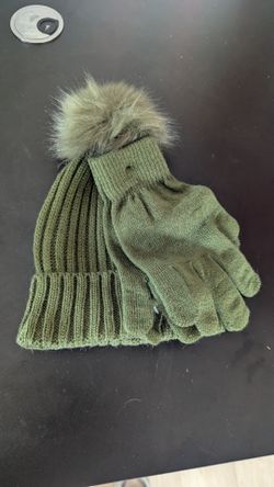 Green beanie and mitten set