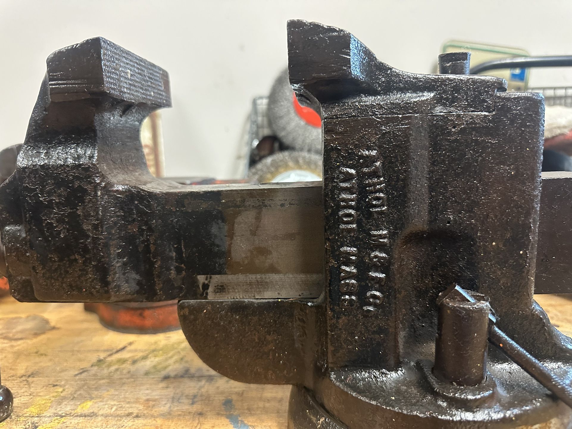 Athol M&F Co 643 1/2 Swivel Jaw Bench Vise In Excellent Condition 