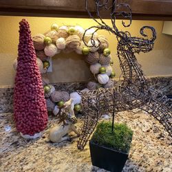 Christmas Decor Lot Wreath Reindeers Berry Tree (everything In Pic For $5 Takes All) 
