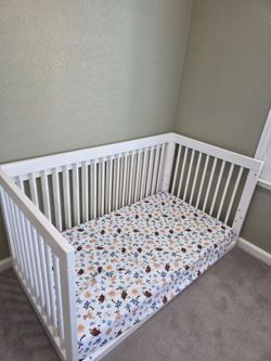 Convertible crib with mattress