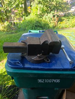 Heavy Duty Cast Iron Bench Vise