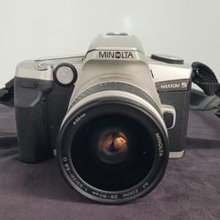 Minolta Maxxum 5 35mm SLR Film Camera w AF 28-80mm Macro Lens.