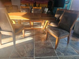 Dinner Table (mesa de comedor)