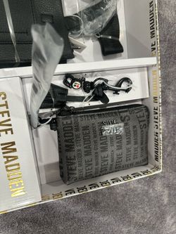 Steve Madden 3-Piece Gift Set Crossbody Bag, Wristlet & Metal Bar Handbag Charm – Black/Gray – Brand New