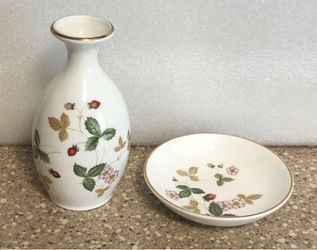 Wedgwood Made In England “WILD STRAWBERRY” Porcelain Vase/ Trinket Dish Set