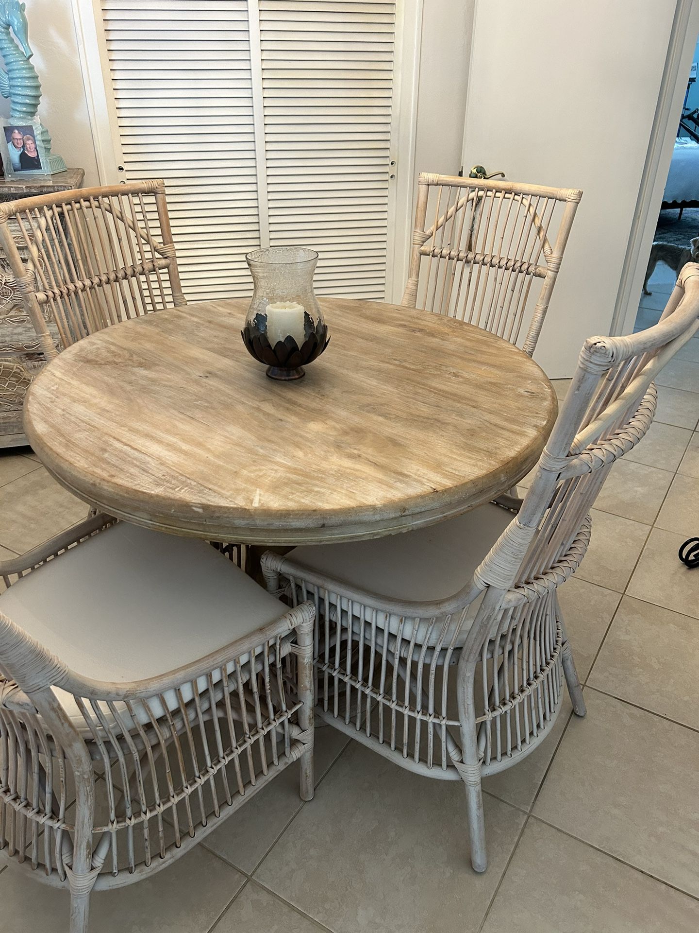 Coastal Round Table With 4 Chairs for Sale in Riviera Beach, FL - OfferUp
