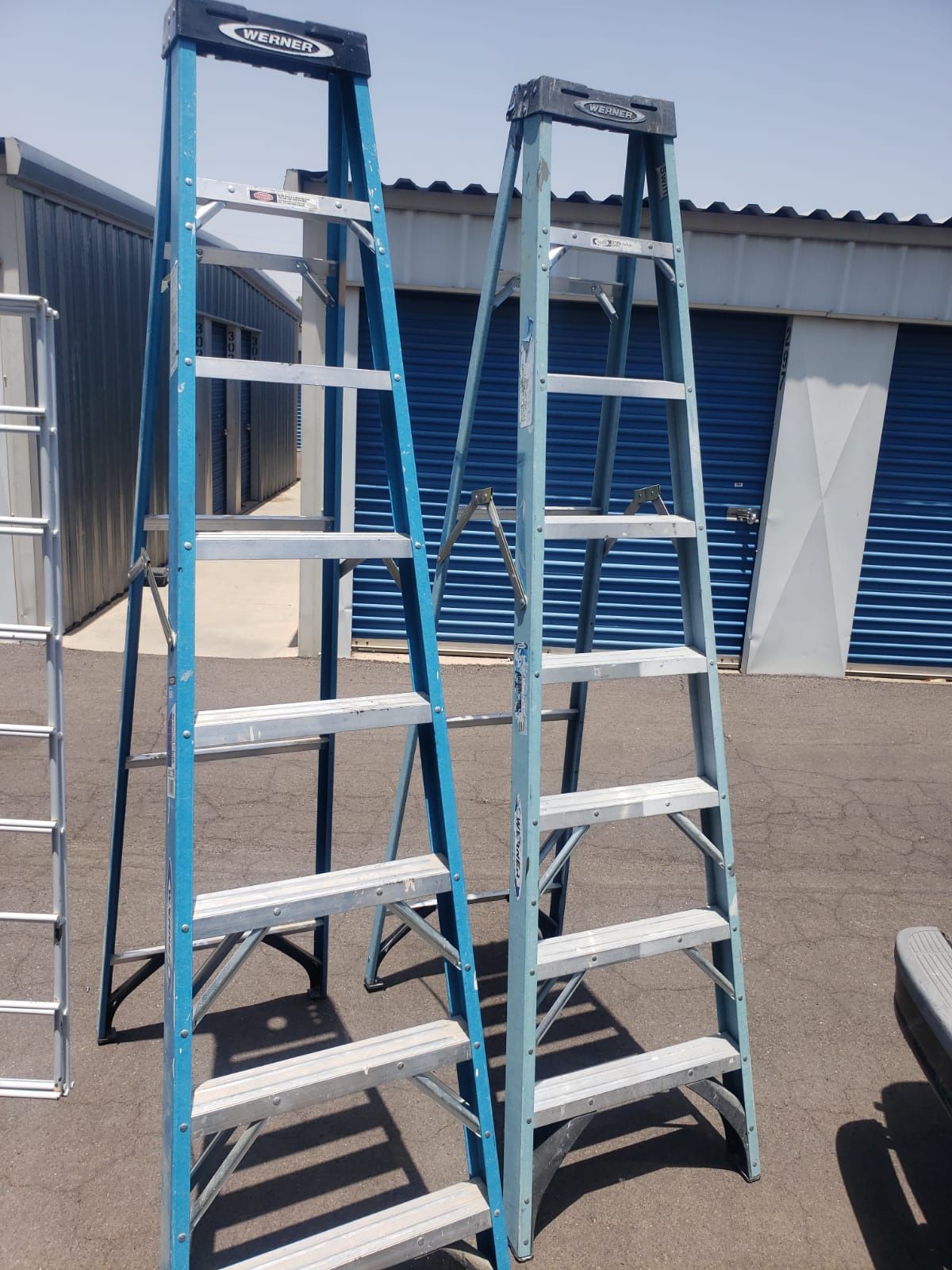 $ 100 C/U escalera de 8. Pies