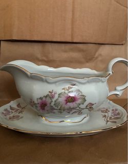 Porcelain Gravy Boat with Underplate