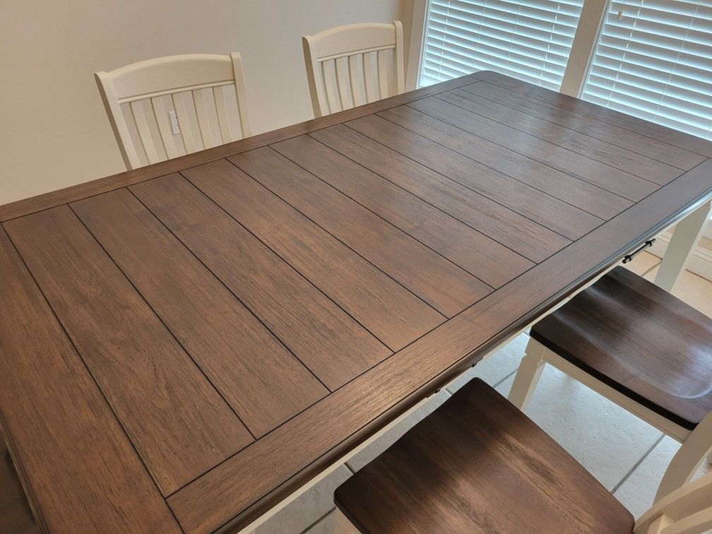 Clean Dining Table With Chairs 