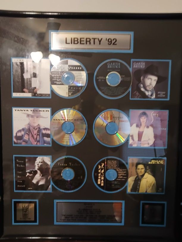 Garth Brooks And Others Wgar From Libery Records Reward Trophy