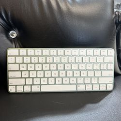 Apple Magic Keyboard - US English Model A2450 Wireless Bluetooth
