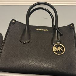 Micheal Kors Purse Great Condition 