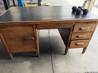 Free Desk & weights.