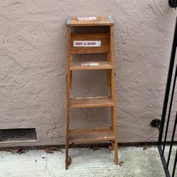 Wooden Ladder With Shelf 4ft