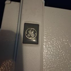 General Electric (GE) "S" Series 16.4 Cu. Ft. Top-Mount No-Frost Refrigerator.