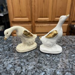 Vintage Ceramic Duck pair of Salt and Pepper Shakers. Size tallest approximately 4 inches tall. Preowned . Has been on display in a cabinet