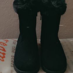 Girls Boots Size 8    10.00 Dollars 