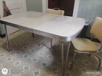 Classic Kitchen table , 4 chairs, leaf included also