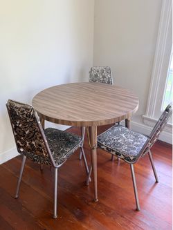 Retro Round small dining table- with chairs (3)