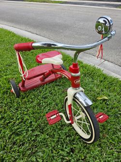 Radio Flyer, Classic Red Dual Deck Tricycle, 12" Front Wheel, ages 2.5 -5 years