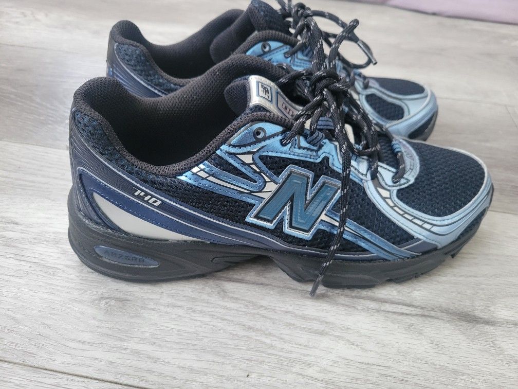 New Balance 740  Size 8