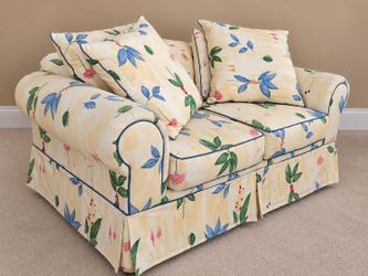 Beautiful Floral Loveseat – Comfortable & Stylish