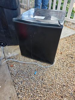 Black Mini Fridge Compact Refrigerator