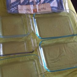 In Exallant Clean Condition 5 Pyrex Dishes Different Sizes And New Unopened Placemats And Napkins Set Of 8 Everything You See For $30 Check Out All Pi