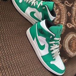 green and white air jordan Nike