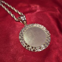10k Gold Rope Chain & Circle Picture Pendant