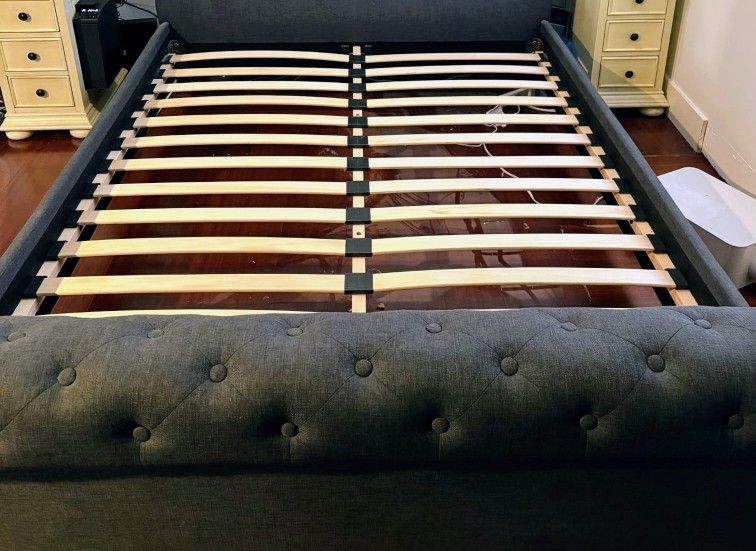 Queen Tuft Sleigh Bedframe - Great Condition!!