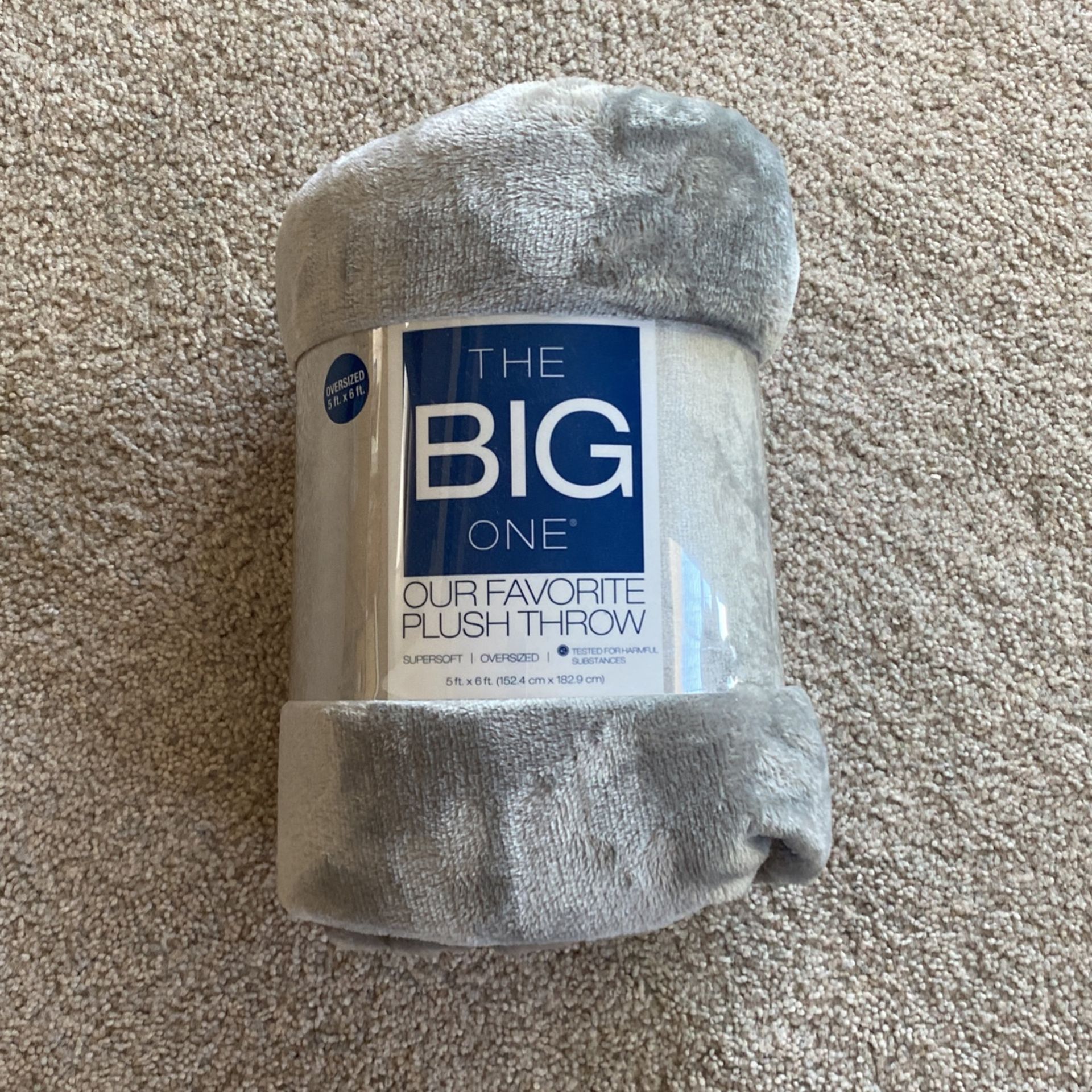 New The Big One Oversized 5” x 6” Super Soft Gray Plush Throw Blanket