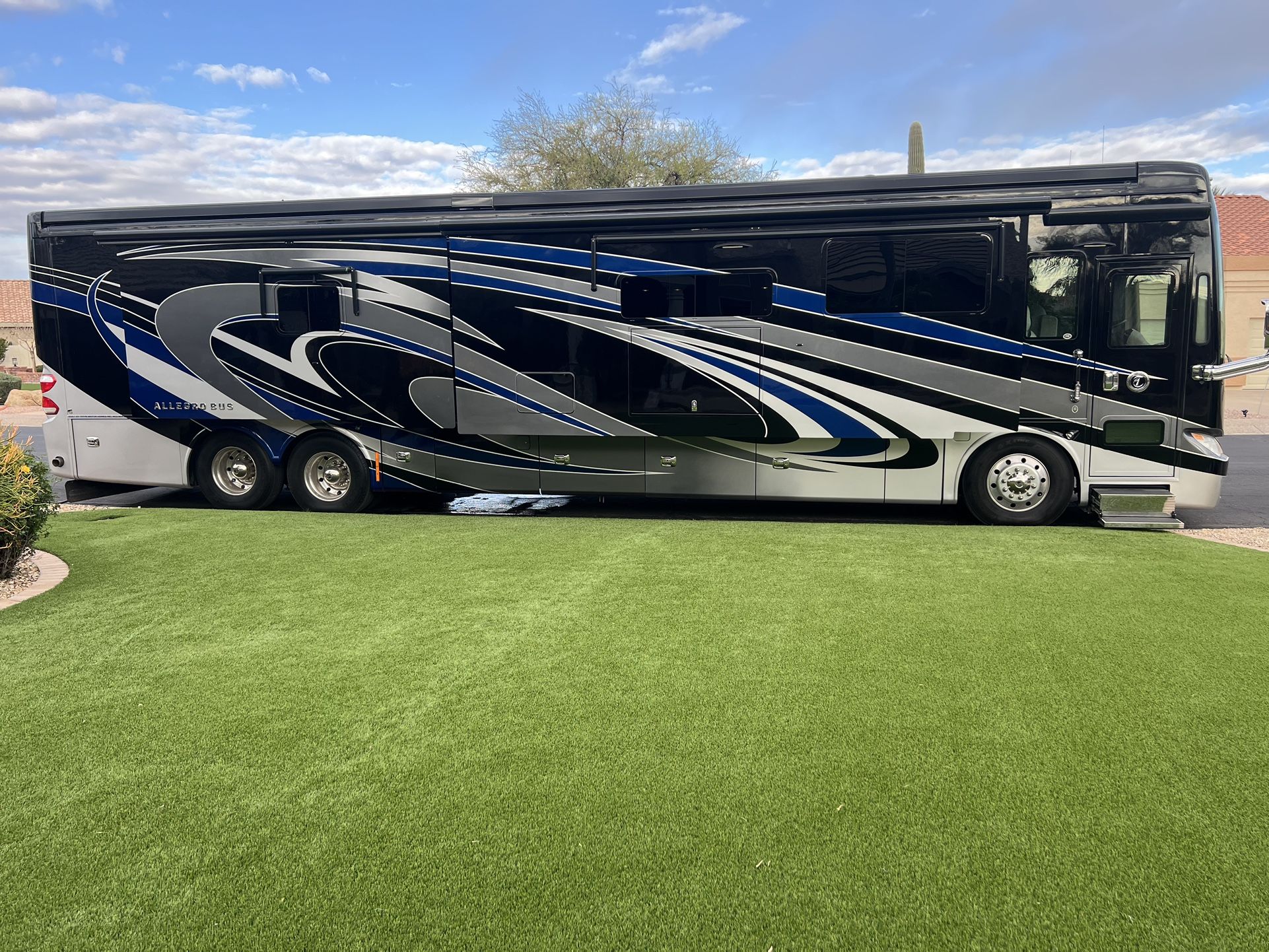 Excellent Shape 2018 Tiffin Allegro bus 45OPP