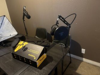 Podcast Table *4 Chairs *3 Microphones *Soft Box Light