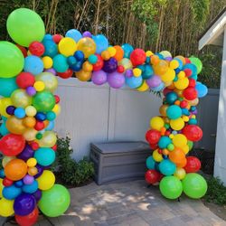 Balloons Garland and Twisting For Sale