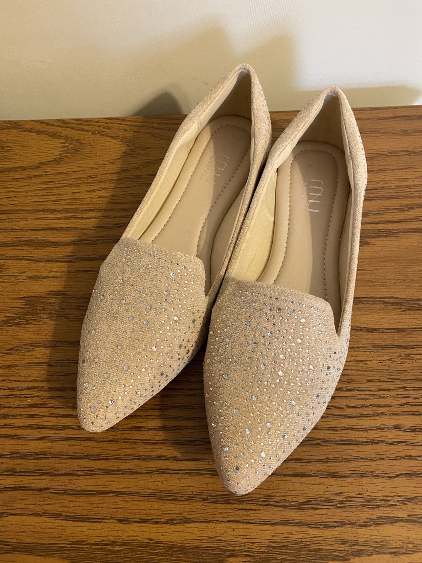 Brand New Woman’s Musshoe Pointy Toe Flats With Gemstones Size 9.5