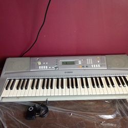 Yamaha YPT 300 Electric Keyboard 🎹 | $50 OBO ! Make An Offer ! 